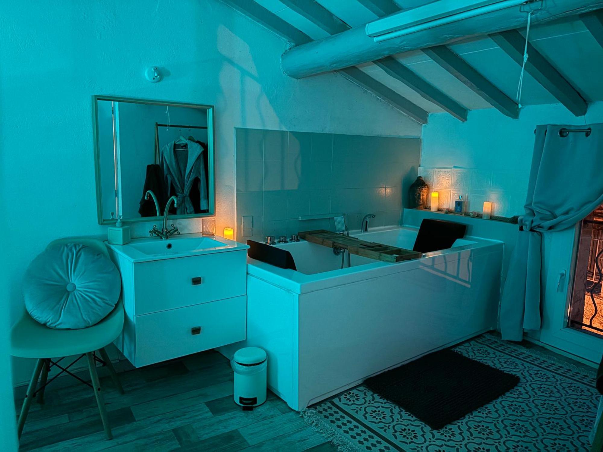 Love Appart Balneo Jacuzzi Romantique Insolite Le Barroux Dış mekan fotoğraf